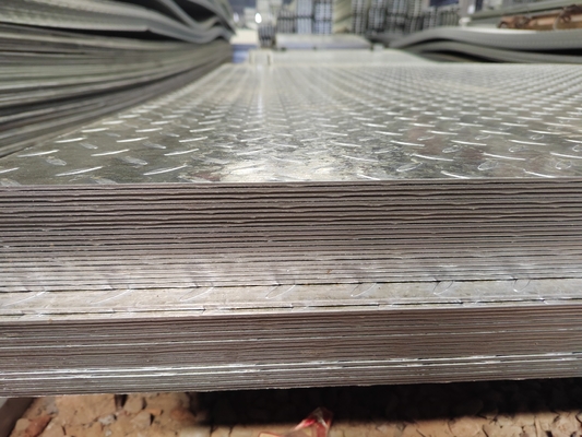 Q235 MS Diamond Steel Sheet untuk membuat alat kecil dan A36 HR Checkered Iron Sheet