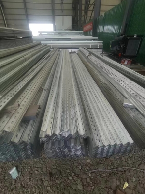 Hot Rolled Galvanized Perforated Equal Angle Steel Lintel dengan Lubang Punching/ Slotted Iron Bar