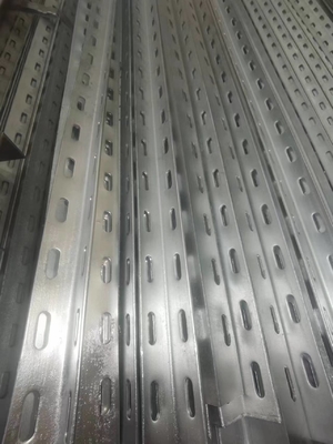 Hot Rolled Galvanized Perforated Equal Angle Steel Lintel dengan Lubang Punching/ Slotted Iron Bar