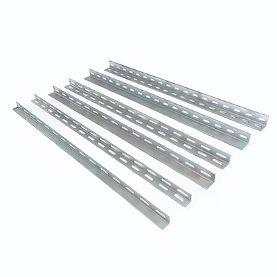 Hot Dip Galvanized Slotted L Steel Angle Bar dengan Lubang Pengolahan Layanan Punching