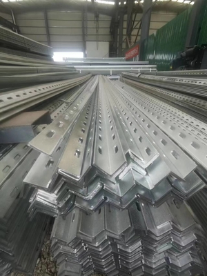 Hot Dip Galvanized Slotted L Steel Angle Bar dengan Lubang Pengolahan Layanan Punching