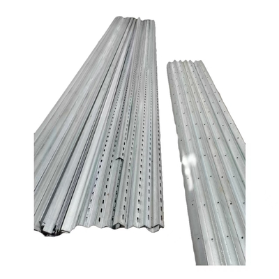 Hot Dip Galvanized Slotted L Steel Angle Bar dengan Lubang Pengolahan Layanan Punching