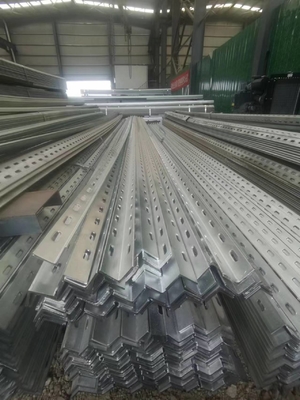 Hot Rolled L Shape Equal Angle Steel Iron Bar Untuk Konstruksi Dengan Lubang GB Standard