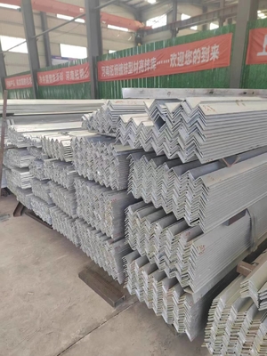 Logam yang Digulung Panas Paduan Baja Karbon Q235 Sudut Galvanized untuk Struktur Teknik