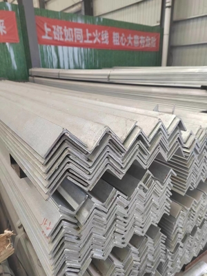 Logam yang Digulung Panas Paduan Baja Karbon Q235 Sudut Galvanized untuk Struktur Teknik