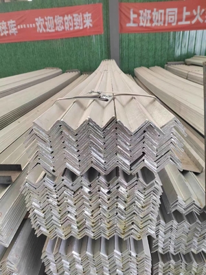 Logam yang Digulung Panas Paduan Baja Karbon Q235 Sudut Galvanized untuk Struktur Teknik
