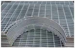 Anti-Slip Serrated Surface Grating untuk Safe Rooftop Walkway dan Sertifikasi ISO9001