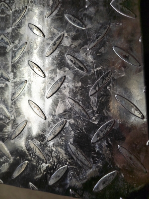 Disesuaikan 40g / m2 Lapisan seng Tengah Hard Galvanized Pola Plat Baja 1.5 * 1250mm