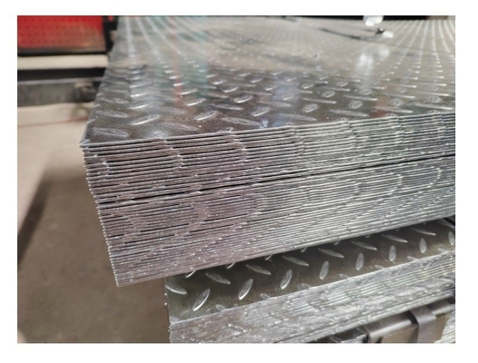 Disesuaikan 40g / m2 Lapisan seng Tengah Hard Galvanized Pola Plat Baja 1.5 * 1250mm