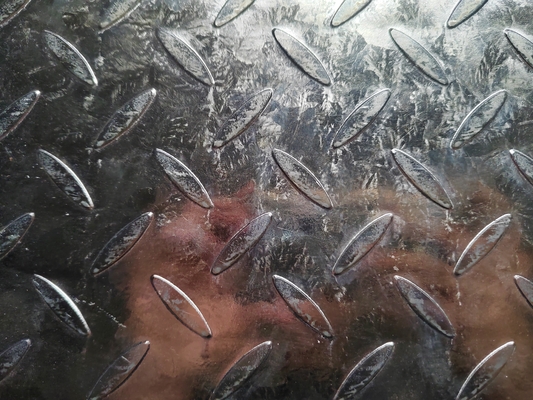1500/1000mm Hot Dip Galvanized Pattern Plate dengan Toleransi ±1% dan Ketebalan 2.5/2.75mm